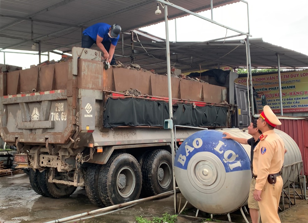 Kiên quyết xử lý triệt để tình trạng chở hàng quá tải trọng và cơi nới thành, thùng xe ở địa bàn Hải Phòng